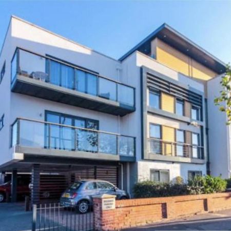 Charming 2-Bed Apartment In Christchurch Christchurch  Dış mekan fotoğraf